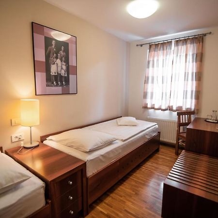 Hotel Dvor Jezersek Brnik Церкле на Горенскем Екстериор снимка