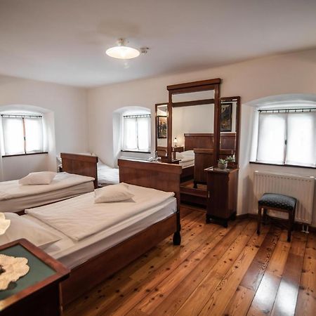 Hotel Dvor Jezersek Brnik Церкле на Горенскем Екстериор снимка